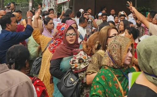 গভীর রাতেও গুলশানে ব্যস্ততা: নারী আসনের প্রার্থীদের ম্যারাথন সাক্ষাৎকার নিলেন তারেক রহমান